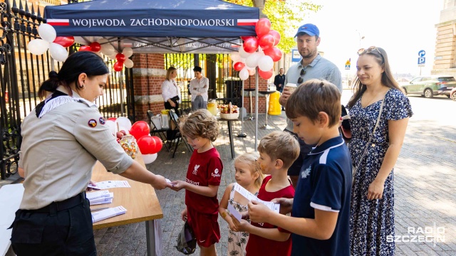 Szczeciński ogród urzędu wojewódzkiego zamienił się w scenę gry terenowej pełnej zadań i historii. Przygotowali ją dla mieszkańców regionu zachodniopomorscy harcerze.