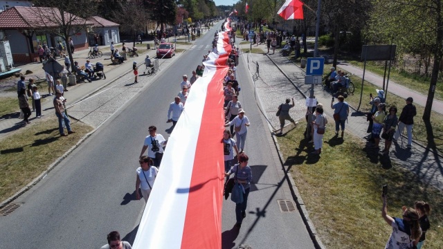 Serce Polski bije w Bornem Sulinowie. Pod takim hasłem na południowym wschodzie Zachodniopomorskiego pobito rekord długości flagi.