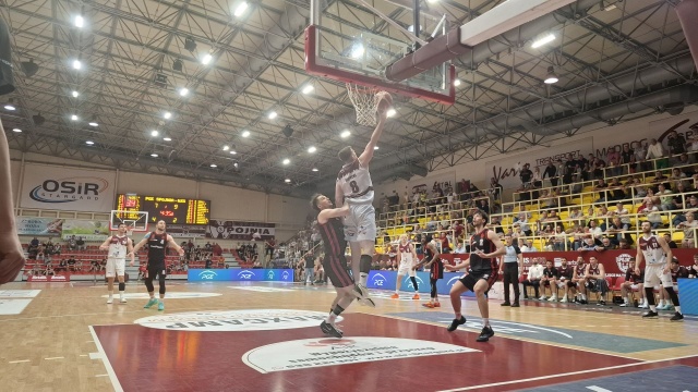Koszykarze PGE Spójni zmagania o awans do finału play-off 1. ligi rozpoczęli od porażki. Stargardzianie w pierwszym półfinałowym meczu przegrali u siebie z ŁKS-em Łódź 66:95.