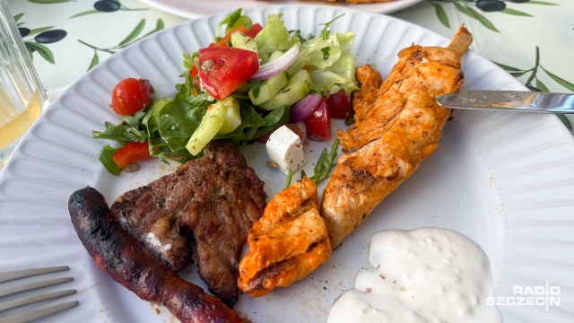 Kiełbasa ma się dobrze, eksperymenty trochę gorzej. Majówka na dobre otworzyła sezon grillowy, a w rozmowach z mieszkańcami Szczecina szybko wyszło, że na ruszcie wciąż królują kiełbasa i karkówka.