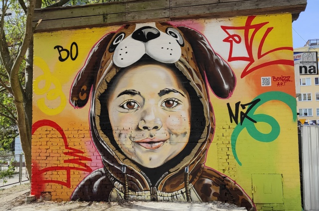 Nowy mural powstał w centrum Kołobrzegu. Przy ulicy Wąskiej można już obserwować Psiecko.