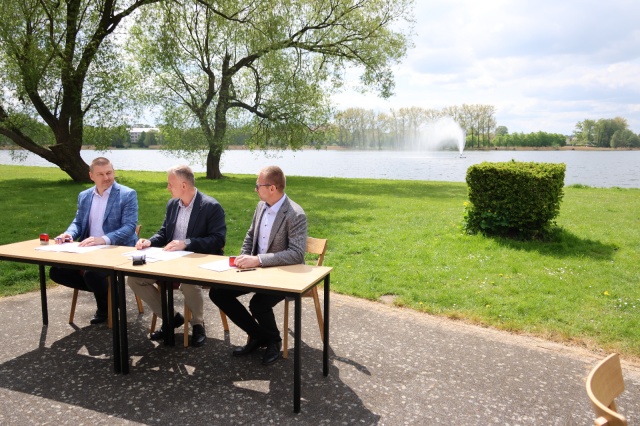 Gmina podpisała umowę z firmą, która przez najbliższą dekadę zajmie się poprawą stanu wody jeziora. To pierwszy taki długofalowy projekt, który ma doprowadzić do tego, by akwen znowu był czysty.