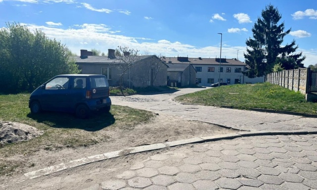 Dwie sprawy załatwione za jednym zamachem. W Połczynie-Zdroju policjanci zostali wezwani na jedną z ulic, gdzie w aucie były pozostawione bez opieki dwa psy.