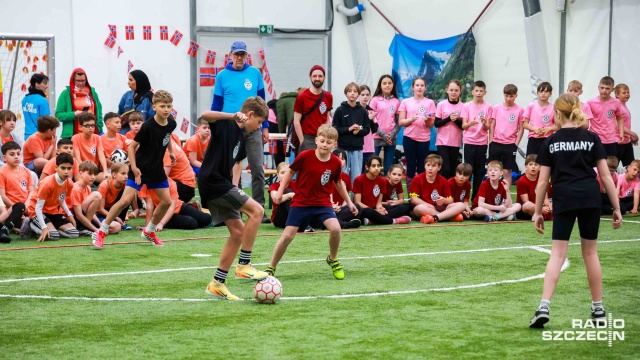 Piłkarski balon przy stadionie szczecińskiego Świtu opanowany przez dzieci. To właśnie tam zebrali się uczniowie szkół ze Szczecina i Berlina, aby zagrać w piłkę nożną w ramach Fair Friends. Projekt zainicjowała w 2014 roku Polsko-Niemiecka Współpraca Młodzieży.