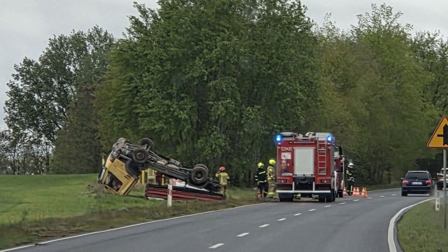 Auto wypadło z drogi i dachowało na polu. Do zdarzenia doszło na drodze krajowej nr 20 między Drawskiem Pomorskim i Suliszewem.