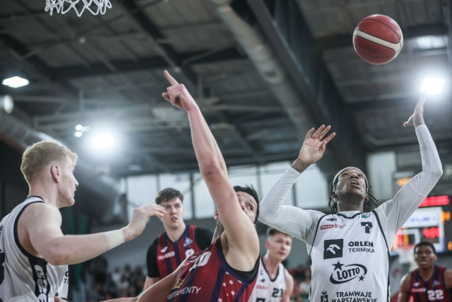 Koszykarze zakończyli rundę zasadniczą Orlen Basket Ligi. Obrońcy tytułu, gracze Legii Warszawa, wygrali u siebie z Kingiem Szczecin po dogrywce 88:84, dzięki czemu kończą tę fazę na 1. miejscu w tabeli. Szczecinianie spadli na 2. pozycję.