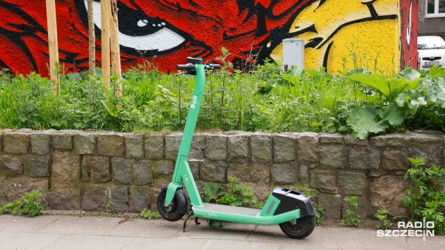 Rzeszów szkoli, a Szczecin patrzy z uwagą - na Podkarpaciu uczniowie szkół średnich wzięli udział w szkoleniu na kartę rowerową, które połączono z jazdą hulajnogami elektrycznymi.