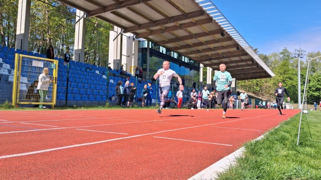 Dwustu zawodników z całej Polski zmaga się w biegach, skokach i pchnięciu kulą. Sportowych emocji nie brakuje. Z zawodnikami rozmawiała Joanna Maraszek.