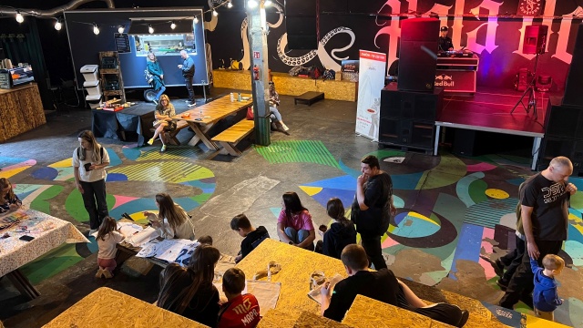Warsztaty handmade, jazdy na hulajnodze czy miksowania po didżejsku, a także liczne występy. W szczecińskiej Hali Odra trwa coroczny event charytatywny Podziemnej Sfery Rapu, z którego dochód zostanie przeznaczony dla Salezjańskiego Domu Dziecka.