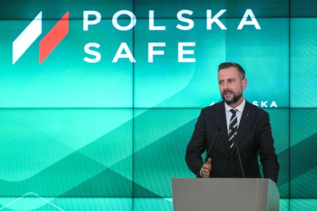 Koalicja rządząca oraz opozycja pozostają podzielone ws. unijnego programu SAFE. Polska otrzyma prawie 44 miliardy euro pożyczki na zakup uzbrojenia i inwestycje w krajowy przemysł zbrojeniowy.
