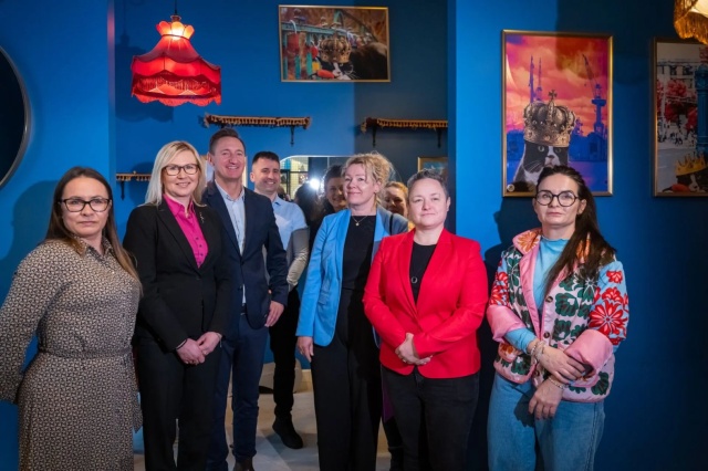 Program Społecznik to wyjątkowa inicjatywa w skali kraju, wspierająca lokalnych liderów, wolontariuszy i organizacje pozarządowe. Celem programu zainicjowanego przez Samorząd Województwa Zachodniopomorskiego w 2017 r. jest wzmacnianie aktywności obywatelskiej oraz budowanie więzi w społecznościach lokalnych. Efekt Realizacja ok. 6 tysięcy inicjatyw w całym regionie.