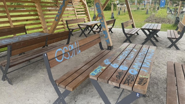 Szczeciński Ekopark przy ul. Złotowskiej został zdewastowany. Nowy park powstały w ramach Szczecińskiego Budżetu Obywatelskiego został pomazany farbami w sprayu.