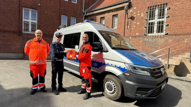 Automatyczny defibrylator zewnętrzny AED trafił do kołobrzeskiej drogówki.