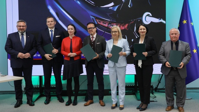 Za trzy lata z taśmy ma zjechać pierwszy produkowany w Polsce samochód elektryczny. W ubiegłym tygodniu poinformowano, że w projekt zaangażuje się tajwański koncern Foxconn, który będzie partnerem strategicznym spółki ElectroMobility Poland. W środę podpisano umowę na dofinansowanie tej inwestycji pieniędzmi z Krajowego Planu Odbudowy.