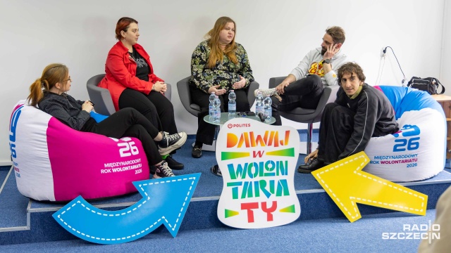 Jedna decyzja o pomaganiu może zmienić naprawdę wiele - wokół tej idei toczyła się debata Why Volunteer, która odbyła się w Instytucie Historycznym Uniwersytetu Szczecińskiego.