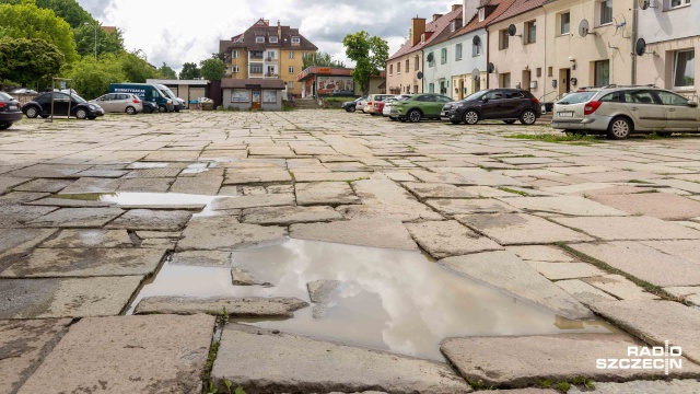 To miejsce przypomina bardziej tor przeszkód niż osiedlowy plac - popękane i nierówne płyty, dziury i kałuże po każdym większym deszczu skutecznie utrudniają życie mieszkańcom szczecińskich Gumieniec i rodzicom uczniów pobliskiej Szkoły Podstawowej nr 16.