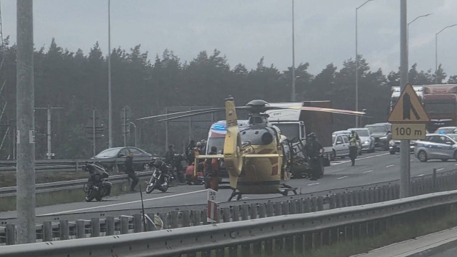 Wypadek na Szosie Stargardzkiej w Szczecinie. Na jezdni w stronę Stargardu ciężarówka wjechała w motocykl.