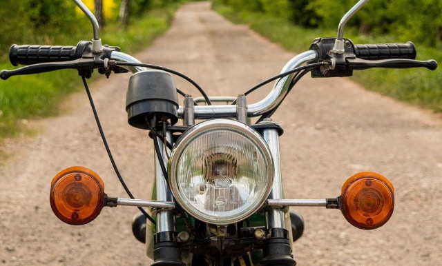 Zaczęło się od zbyt szybkiej jazdy, a skończyło na poważniejszych problemach. Policjanci zatrzymali 32-latka, który jechał motorowerem przerobionym na mocniejszy pojazd.