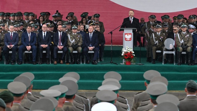 Straż Graniczna to nowoczesna służba XXI wieku, będąca jednym z fundamentów bezpieczeństwa i niepodległości naszej ojczyzny - podkreślił w sobotę prezydent Karol Nawrocki podczas Centralnych Obchodów Święta Straży Granicznej w Lublinie. SG ochrania granicę lądową o długości ponad 3,5 tys. kilometrów.