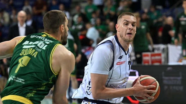 Koszykarze Kinga Szczecin ulegli u siebie Zastalowi Zielona Góra 79:82 w drugim meczu ćwierćfinału Ekstraklasy. Ten wynik oznacza, że w rywalizacji do trzech zwycięstw jest remis 1-1.