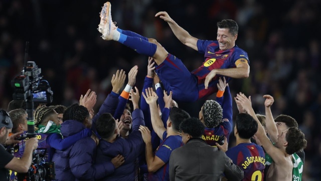 Hiszpańscy i polscy kibice pożegnali na stadionie Camp Nou Roberta Lewandowskiego. Zawodnik zakończył karierę w FC Barcelona, grając niemal całe spotkanie z Realem Betis.