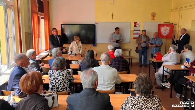 Niezwykła uroczystość w zespole szkół w Płotach. Absolwenci tej szkoły zobaczyli się znowu dokładnie 50 lat po maturze. Niektórzy spotkali się ze swymi rówieśnikami po raz pierwszy od tamtego egzaminu.