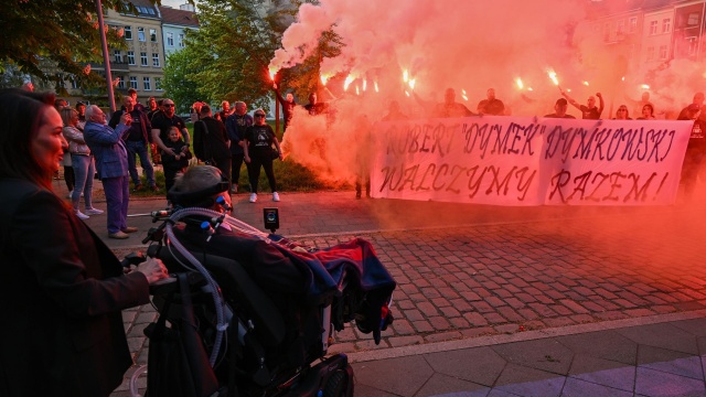 To opowieść o chorującym na stwardnienie zanikowe boczne Robercie Dymkowskim, jednym z najlepszych napastników w historii Pogoni Szczecin. W niedzielę w Teatrze Polskim w Szczecinie odbyła się premiera filmu dokumentalnego Dymkowski. Najważniejszy mecz.