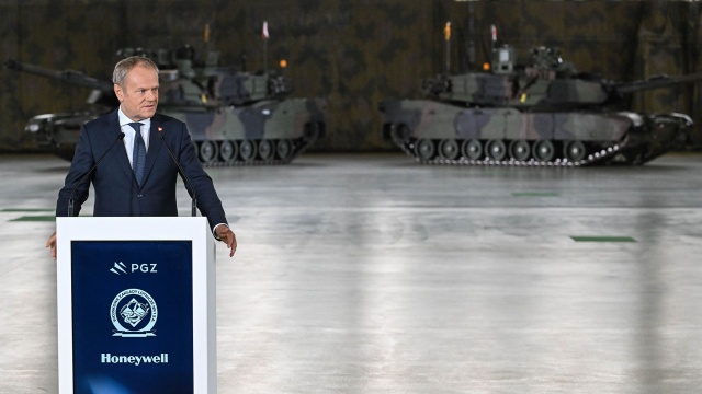 Trudno o lepszy dowód trwałości, rzetelności i długofalowego charakteru relacji polsko-amerykańskich - mówi premier Donald Tusk o centrum serwisowym Abramsów w Dęblinie.