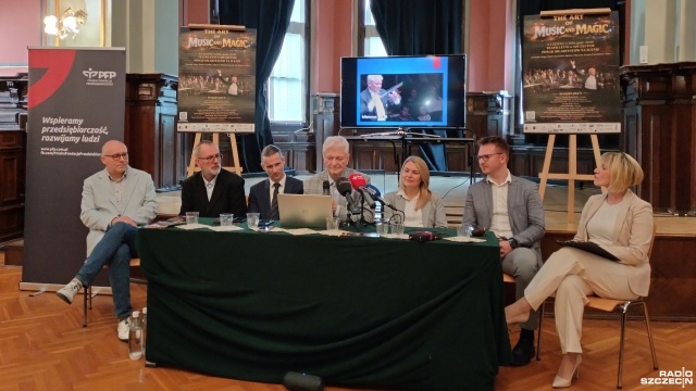 Lewitujący fortepian podczas koncertu The Art of Music and Magic zapowiedział (6 czerwca w Teatrze Letnim w Szczecinie) profesor Bohdan Boguszewski.