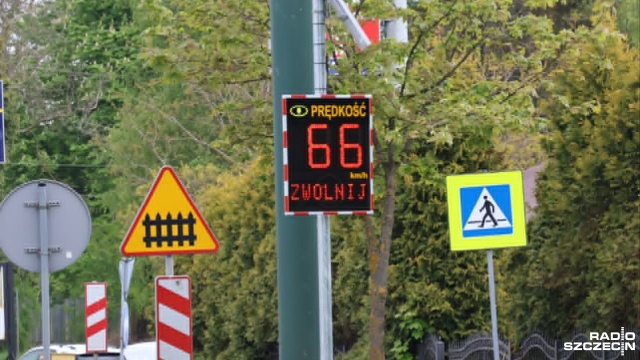 Ulica Koszalińska w Kołobrzegu to miejsce, w którym dochodziło do śmiertelnych wypadków drogowych. Miasto postawiło na kolejne rozwiązanie, które ma poprawić bezpieczeństwo w tym miejscu.