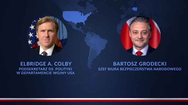 Jeden z wiceszefów Pentagonu Elbridge Colby podkreślił, że Polska może liczyć na utrzymanie silnego zaangażowania wojskowego USA - przekazało Biuro Bezpieczeństwa Narodowego po rozmowie szefa BBN Bartosza Grodeckiego z Colbym. Dodano, że w najbliższym czasie dojdzie do spotkania Grodeckiego z Colbym.