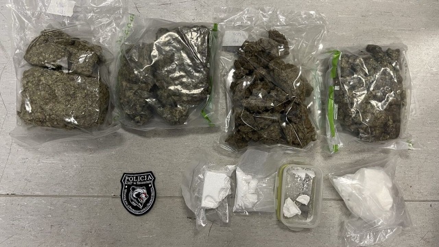 Ponad 2,5 kilograma narkotyków przejęli szczecińscy policjanci. Zatrzymali też mężczyznę podejrzanego o posiadanie oraz przygotowanie do sprzedaży znacznych ilości środków odurzających i substancji psychotropowych.