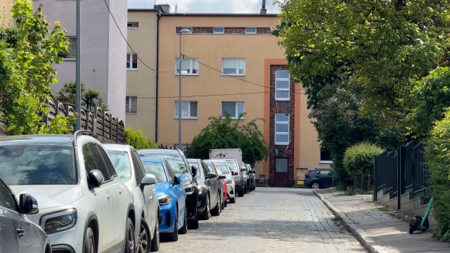 Mieszkańcy szczecińskiego Pogodna alarmują, że źle zaparkowane auta blokują przejazd śmieciarek w okolicy ulicy Goszczyńskiego.