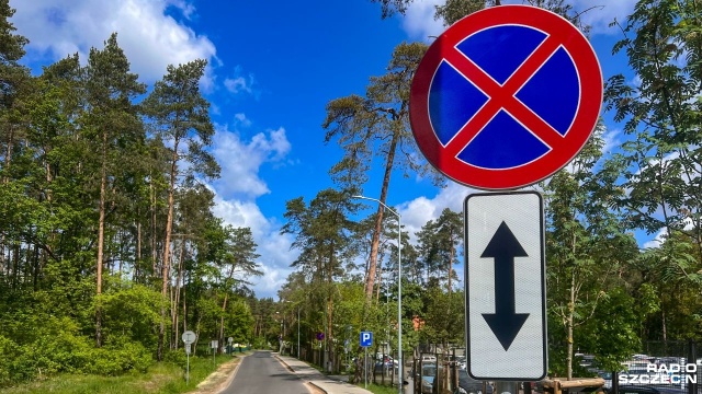 Kierowcy, choć mają do dyspozycji duży parking, często zostawiają swoje auta na poboczu. Robią to w miejscu, w którym liczy się szybki dojazd na SOR.