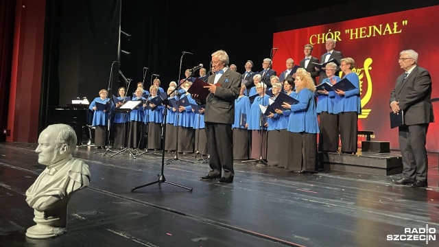 Uroczystość odbyła się w Teatrze Polskim. Chór wykonał pieśni sakralne i świeckie, a do wspólnego występu zaprosił także chór dziewczęcy Polka. Podczas gali jubileuszowej nastąpiło symboliczne przekazanie kamertonu nowemu dyrygentowi Patrykowi Wróblewskiemu.