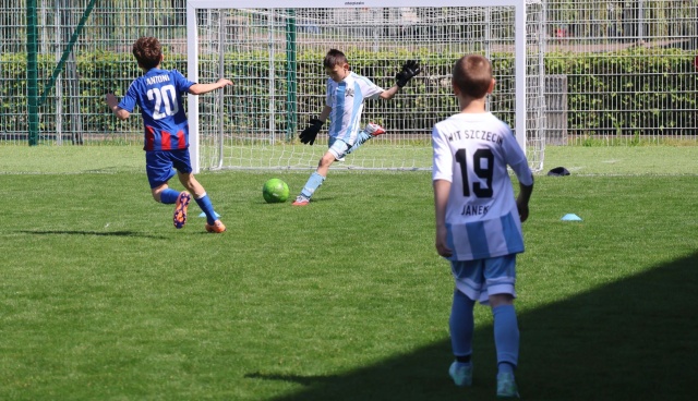 Półtora tysiąca zawodników w ten weekend biega za piłką nad morzem. Trwa Kołobrzeg Anchor Cup.