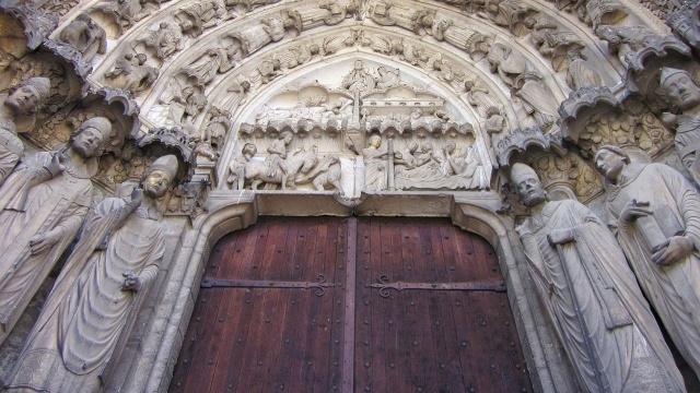We Francji rozpoczęło się jedno z największych zgromadzeń katolickiej młodzieży na świecie - doroczna pielgrzymka do Chartres.