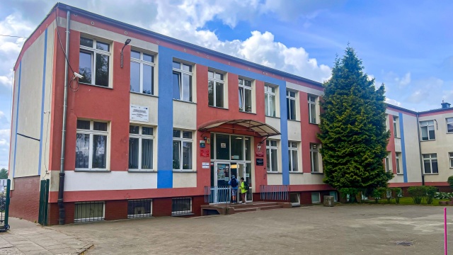Zamiast kontenerów - budynki z prefabrykatów z pełnym zapleczem sanitarnym. Szkoła Podstawowa nr 8 na szczecińskich Gumieńcach zmieniła koncepcję swojej rozbudowy.
