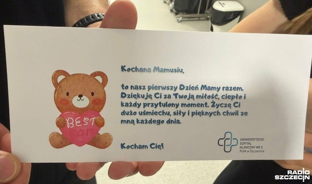 To drobny gest, który u wielu mam wywołał łzy szczęścia - w końcu dla wielu z nich to pierwsze święto w nowej życiowej roli. W szpitalu na szczecińskich Pomorzanach świętują Dzień Matki.