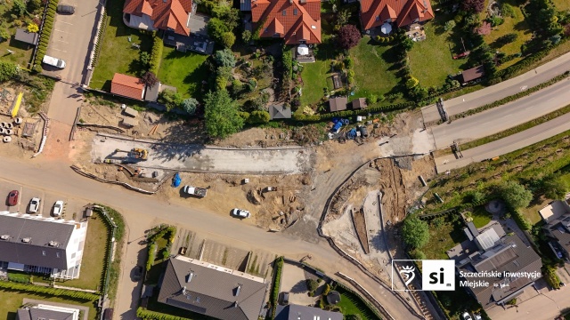Asfalt, nowe krawężniki i ciężki sprzęt - tak wygląda dziś przebudowa ulic Andersena i Północnej w Szczecinie. Prace trwają jednocześnie na kilku odcinkach.