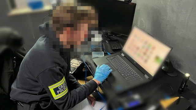 Trzy osoby zostały zatrzymane, ale prokuratura i policja podkreślają, że sprawa jest rozwojowa. Centralne Biuro Zwalczania Cyberprzestępczości uderzyło w zorganizowaną grupę, która stoi za fałszywymi alarmami w całym kraju.
