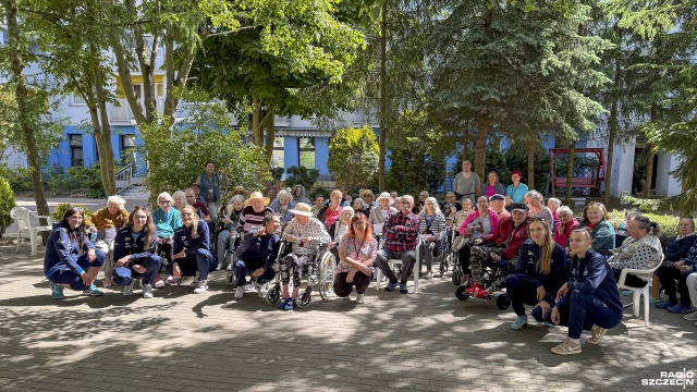 Seniorzy Domu Kombatanta i Pioniera Ziemi Szczecińskiej zamienili się na chwilę w wyczynowych sportowców. Do aktywności ruchowej na wysokim poziomie zaprosiły ich siatkarki Lotto Chemika Police.