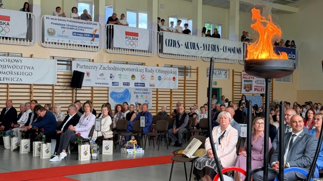 W Szkole Podstawowej imienia Olimpijczyków Polskich w Rzeplinie zapłonął dziś olimpijski znicz. Obchodząca swoje 80. urodziny placówka oświatowa była także gospodarzem Powiatowych i Gminnych uroczystości Dni Olimpijczyka.