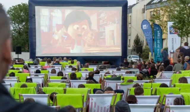 Od czerwca co czwartek w szczecińskich dzielnicach odbywać się będą seanse filmowe na świeżym powietrzu.