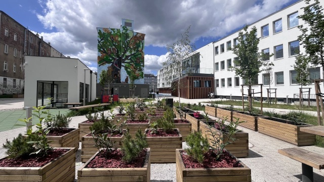 Rzeźba projektu Grupy Architektonicznej Domino ze Szczecina stanęła w kwartale od strony ulicy Boh. Getta Warszawskiego.