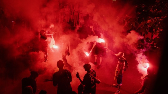 Noc zamieszek we Francji po wygranej klubu Paris Saint-Germain w finale piłkarskiej Ligi Mistrzów. W wielu miastach, a przede wszystkim w Paryżu, doszło starć ze służbami bezpieczeństwa i aktów wandalizmu.