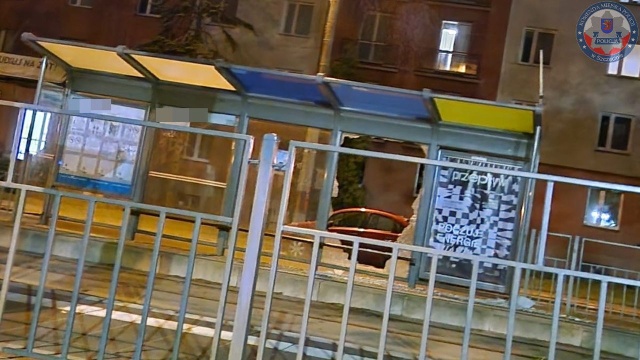 Policjanci zatrzymali wandala, który niszczył wiaty przystankowe w Szczecinie.