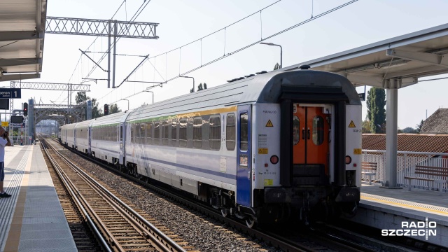 PKP Intercity od 2 do 7 czerwca doczepi dodatkowo 590 wagonów do 340 najpopularniejszych pociągów - poinformował we wtorek przewoźnik. Intercity w wybrane dni długiego weekendu uruchomi także podwójne składy Pendolino na wybranych trasach.
