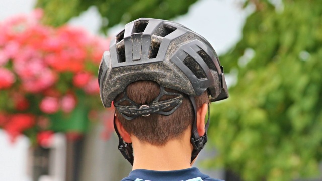 Kask na głowie dziecka do 16 roku życia, które jedzie rowerem albo hulajnogą, jest od środy obowiązkowy. Nowe przepisy mają chronić najmłodszych przed skutkami wypadków komunikacyjnych.
