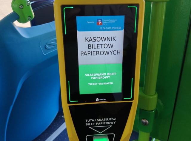 Duży ekran, przejrzysta grafika, więcej praktycznych informacji - w 4 elektrycznych Solarisach Szczecińskiego Przedsiębiorstwa Autobusowego Klonowica pojawiły się nowe kasowniki.